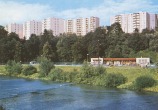 Pohled od Bečvy na městské koupaliště a na sídliště Sychrov