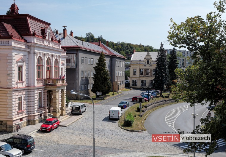 Vsetín - Horní náměstí, budovy Městského a Okresního národního výboru