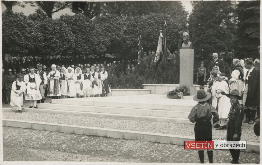 Odhalení pomníku T. G. Masaryka - starosta J. Bubela přijímá pomník v ochranu obce