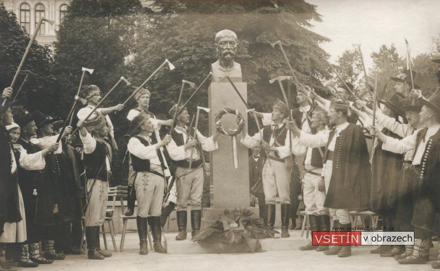 Odhalení pomníku T. G. Masaryka - přísaha portášů z Nového Hrozenkova