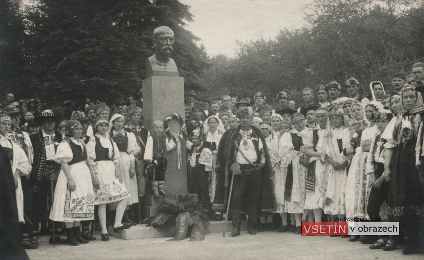 Odhalení pomníku T. G. Masaryka - skupina z Nového Hrozenkova a Rožnova pod Radhoštěm