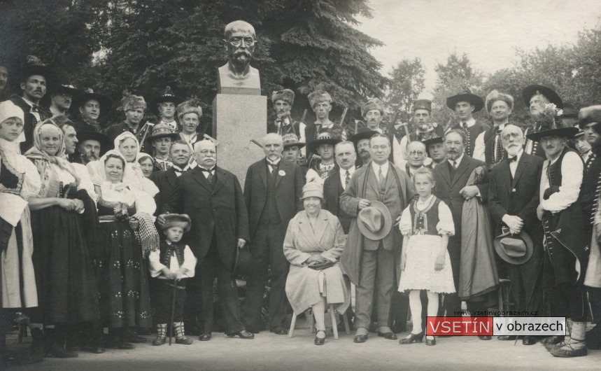 Odhalení pomníku T. G. Masaryka - skupina hostů s předsedou zemského výboru moravského Dr. Ladislavem Pluhařem a starostou Josefem Bubelou